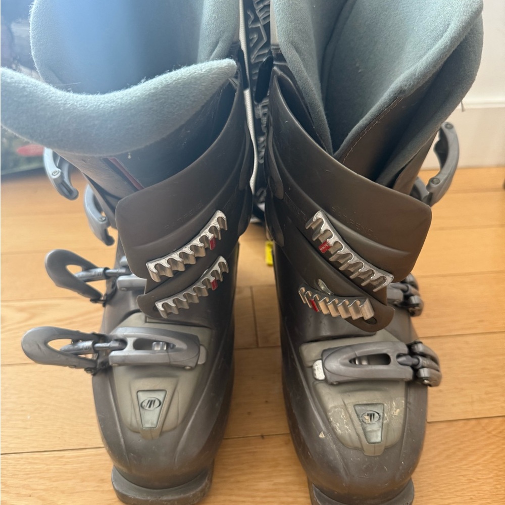 Ski boots, Rossignol skis, poles and ski bag